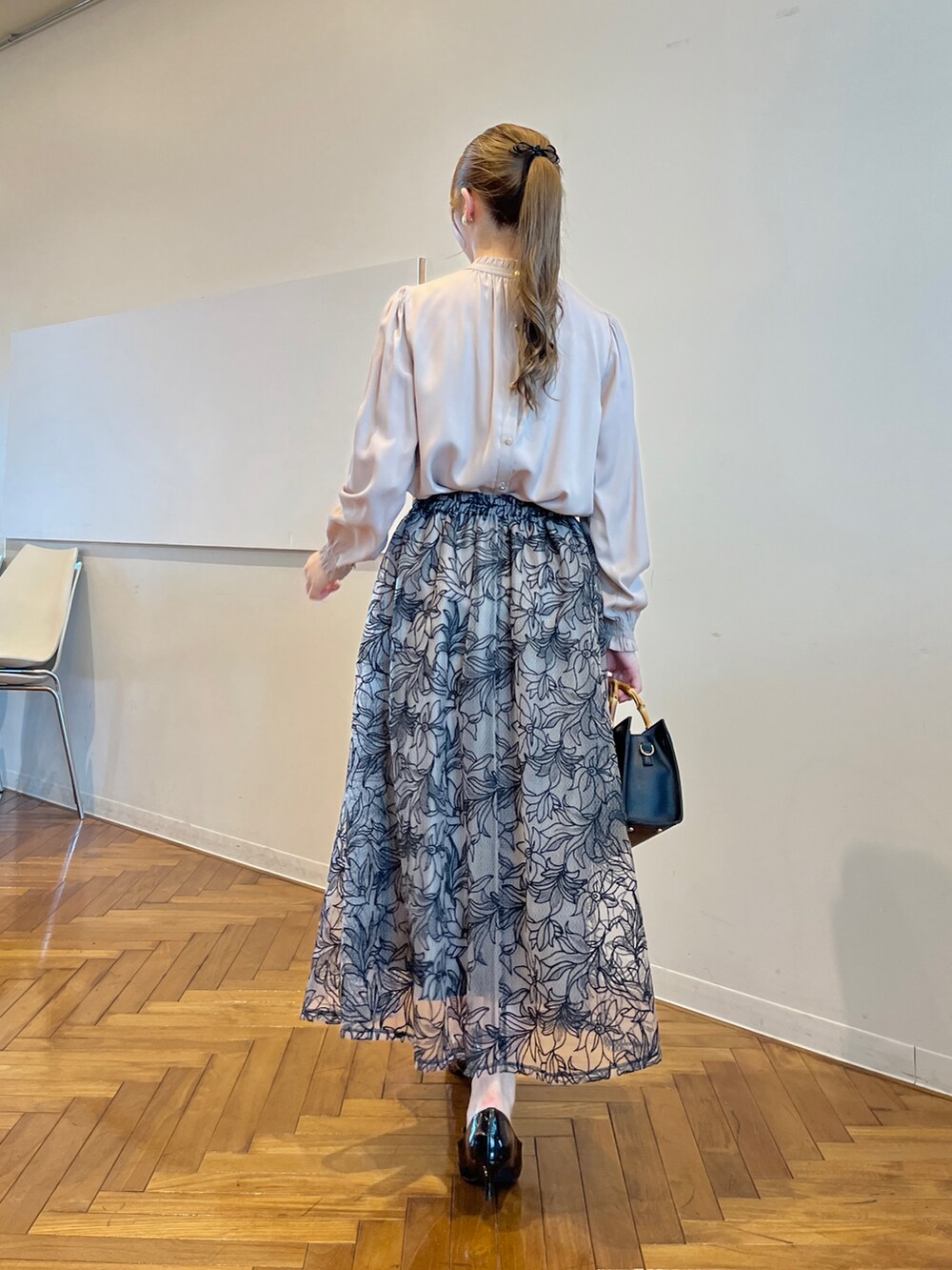 aikaさんの「【通勤着、オフィスにも◎】ピケシャーリングフリルブラウス（couture brooch）」を使ったコーディネートの3枚目の写真