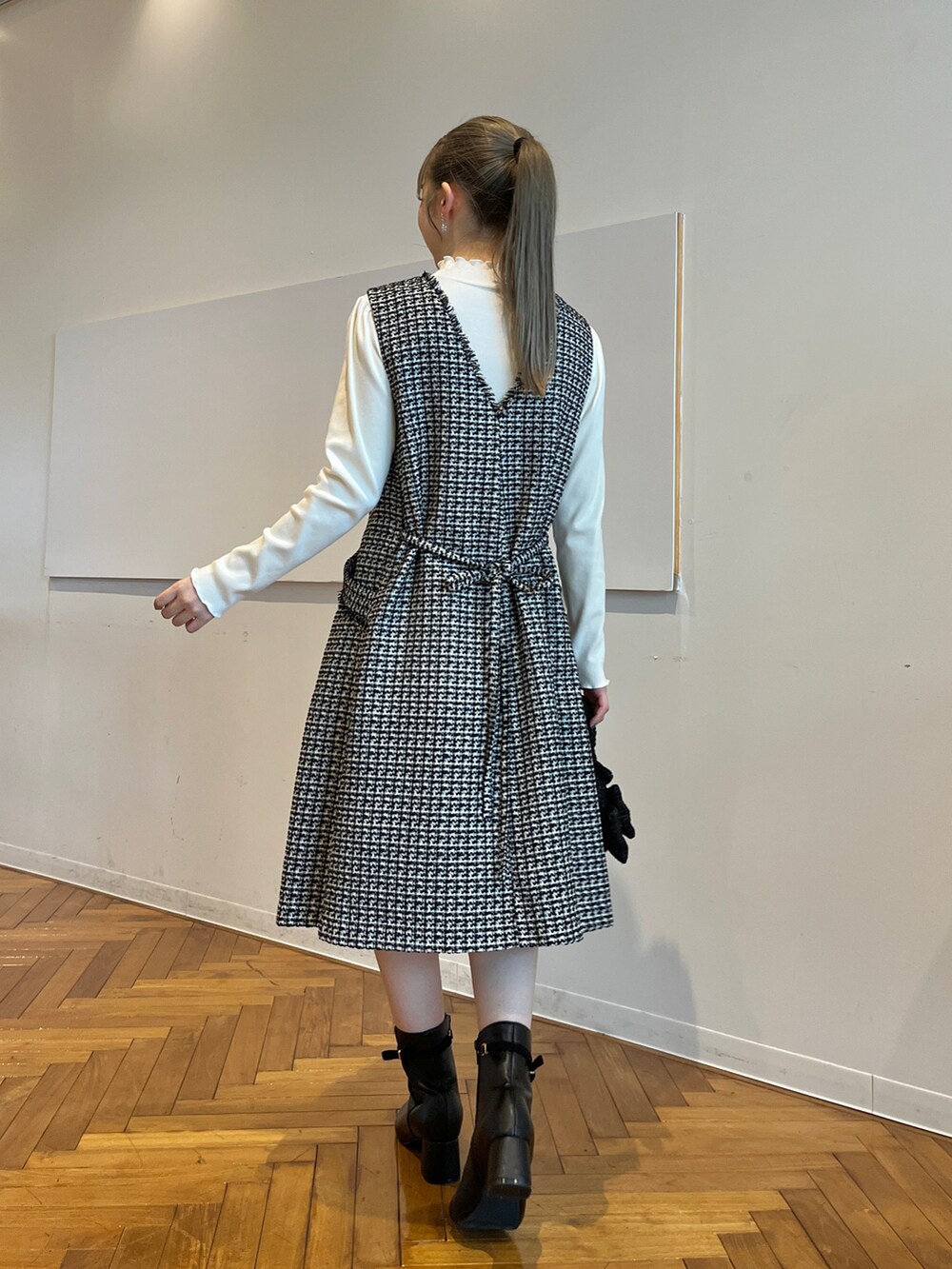 ホワイト系のTシャツ/カットソー、ブラック系のワンピースを着用したレディースの秋コーディネートの3枚目の写真