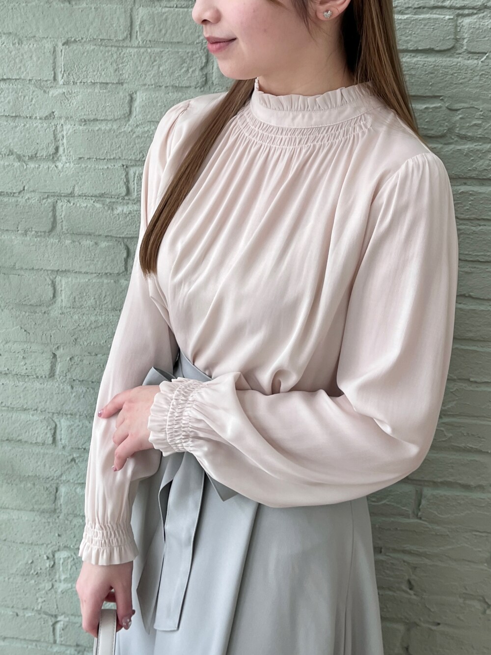 ホワイト系のシャツ/ブラウス、グリーン系のスカートを着用したレディースの春コーディネートの4枚目の写真