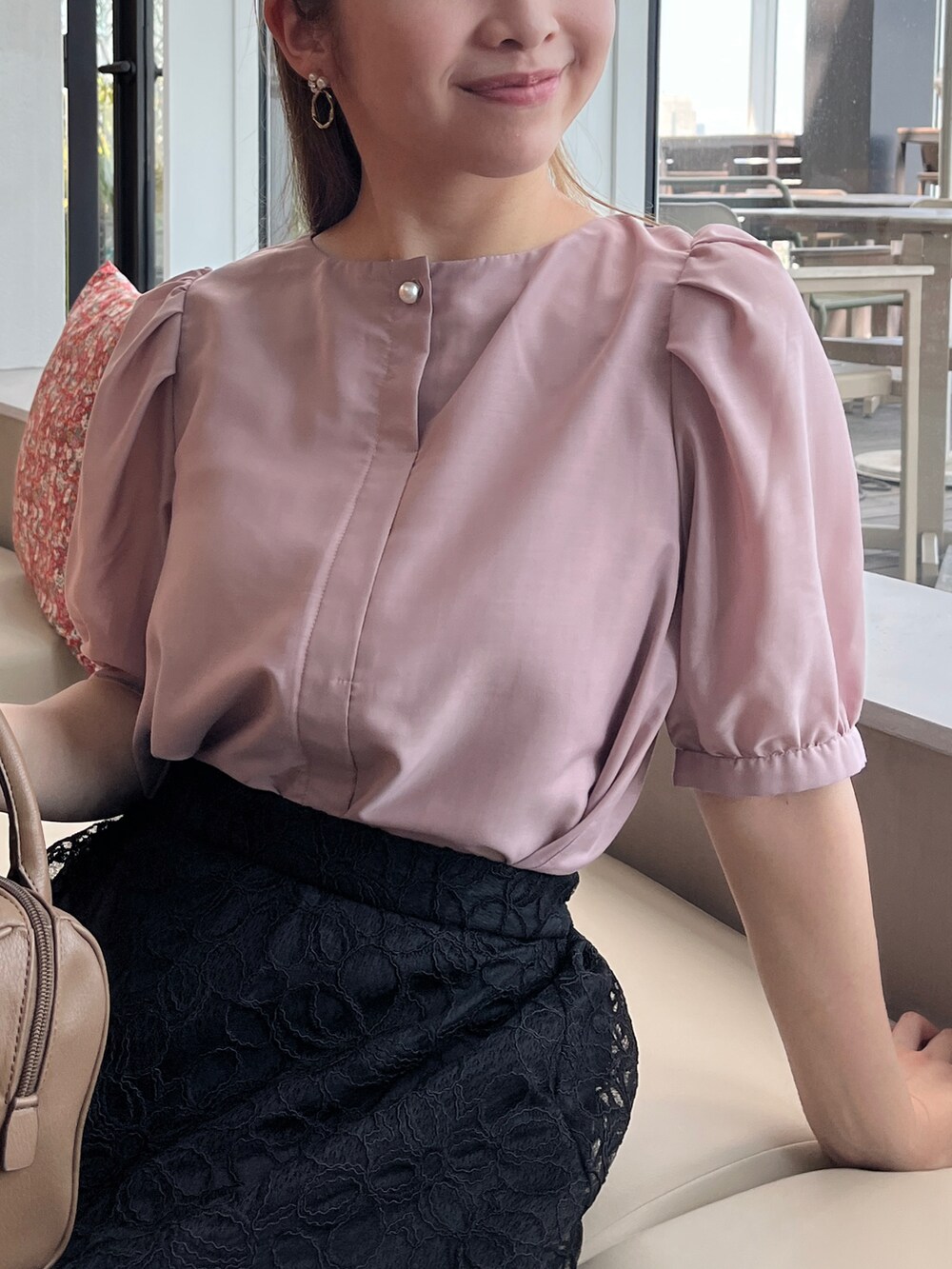 ブラック系のスカート、ピンク系のシャツ/ブラウスを着用したレディースの夏コーディネートの4枚目の写真