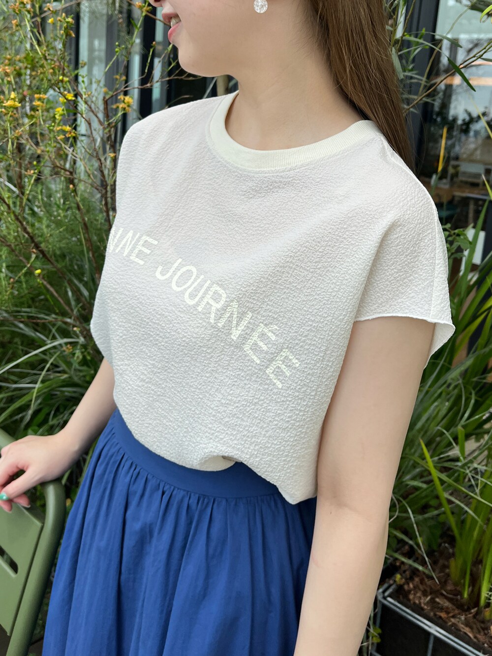 ホワイト系のTシャツ/カットソー、ブルー系のスカート、グレー系のショルダーバッグを着用したレディースの夏コーディネートの4枚目の写真