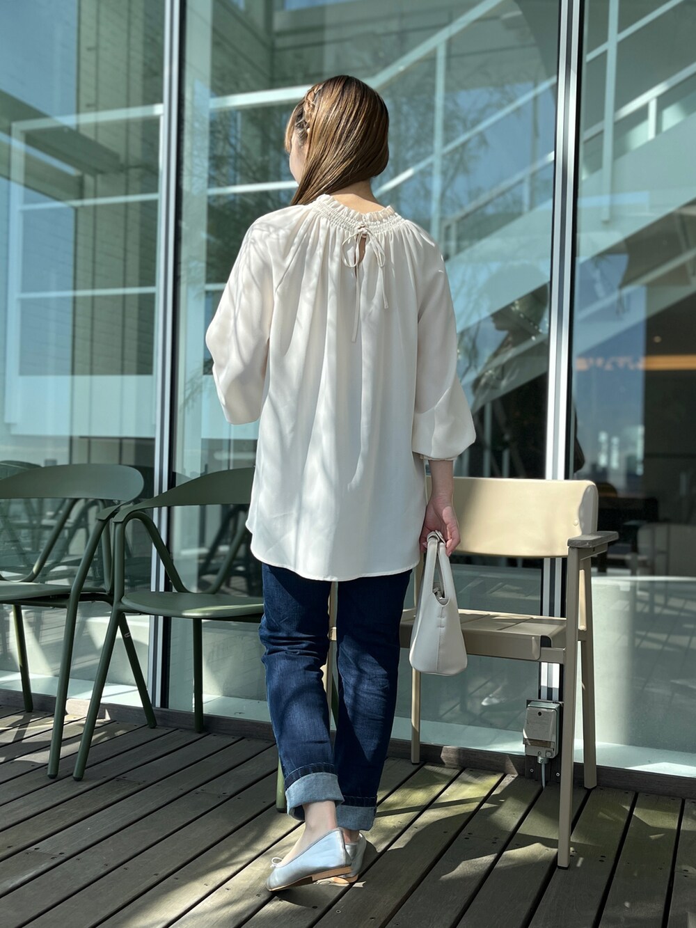 ブルー系のデニムパンツ、ホワイト系のシャツ/ブラウス、シルバー系のパンプスを着用したレディースの春コーディネートの3枚目の写真