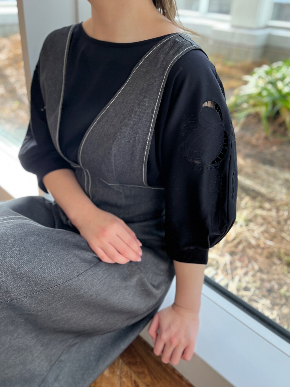 ブラック系のスカート、ブラック系のTシャツ/カットソー、ホワイト系のショルダーバッグを着用したレディースの春コーディネートの4枚目の写真