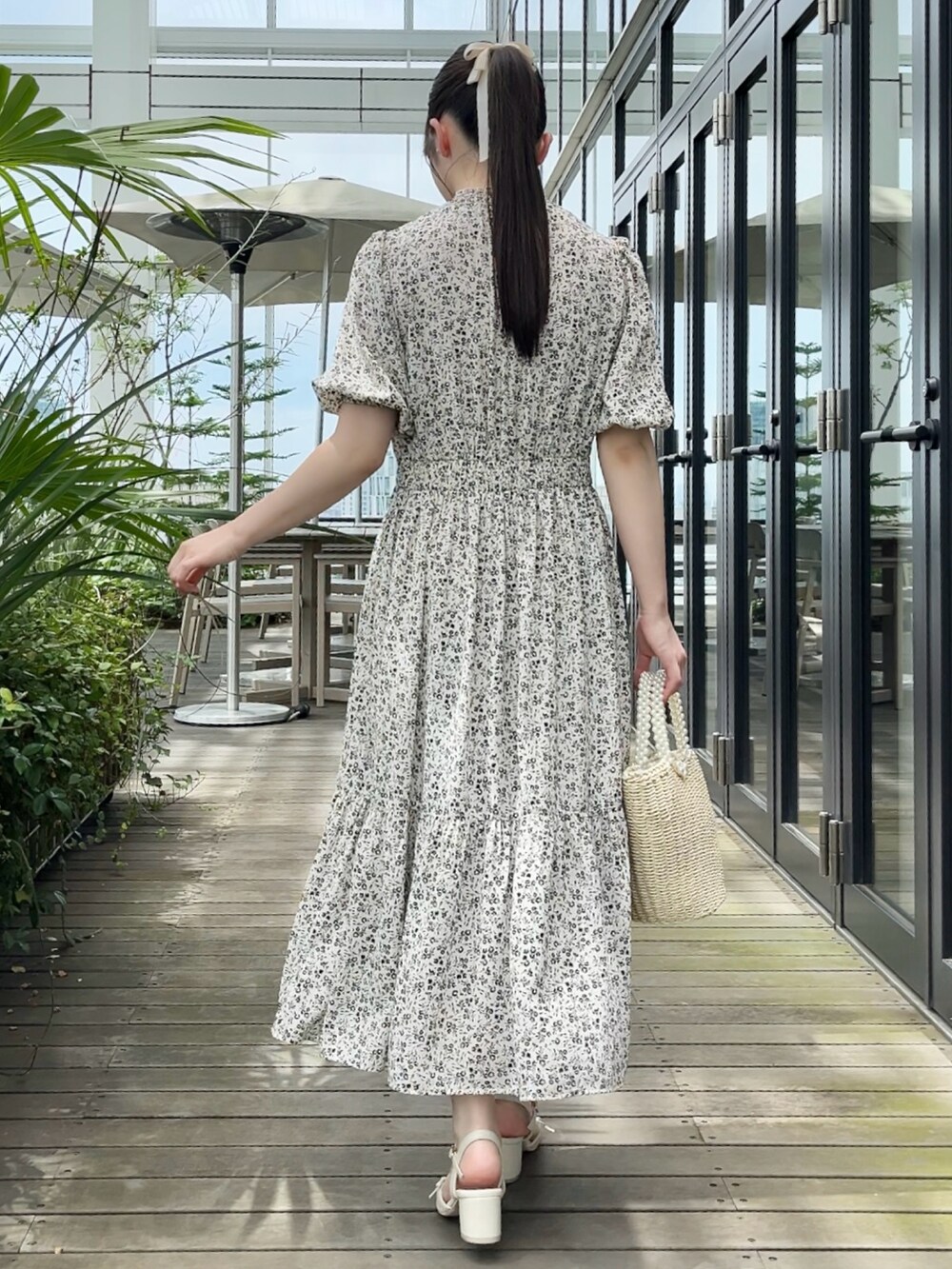 ベージュ系のワンピースを着用したレディースの夏コーディネートの3枚目の写真