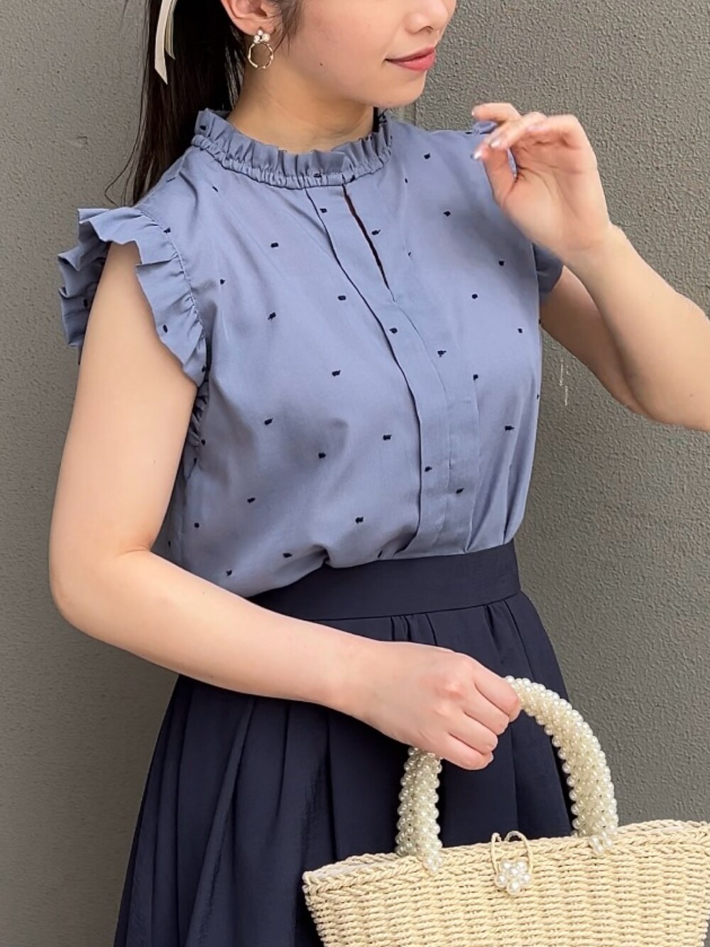 ブルー系のスカート、ブルー系のシャツ/ブラウスを着用したレディースの春コーディネートの4枚目の写真