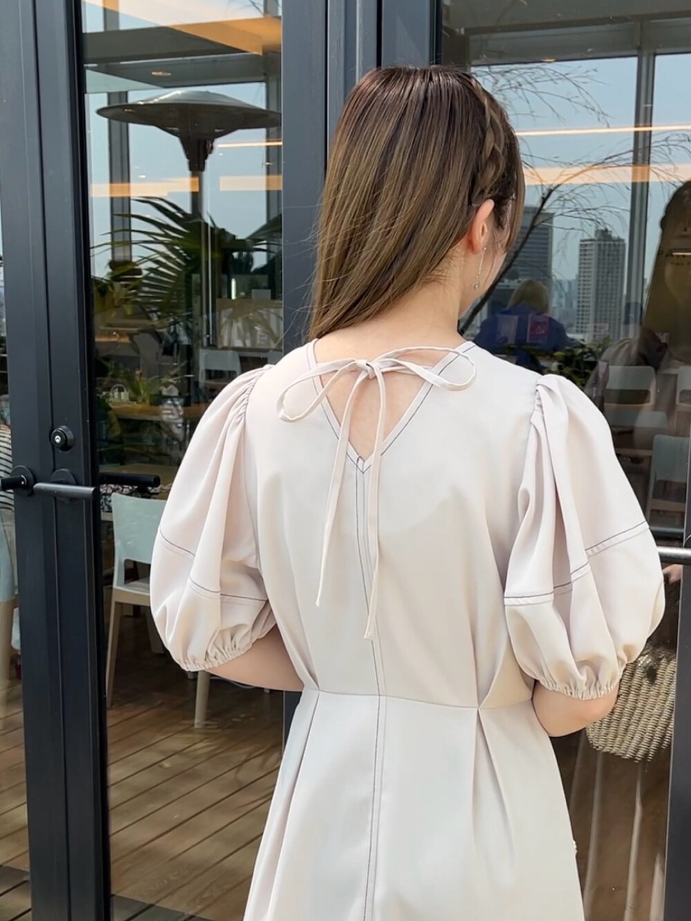 ホワイト系のワンピースを着用したレディースの春コーディネートの5枚目の写真