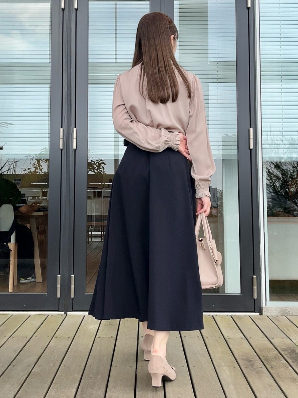 ピンク系のシャツ/ブラウス、ブルー系のスカートを着用したレディースの秋コーディネートの3枚目の写真