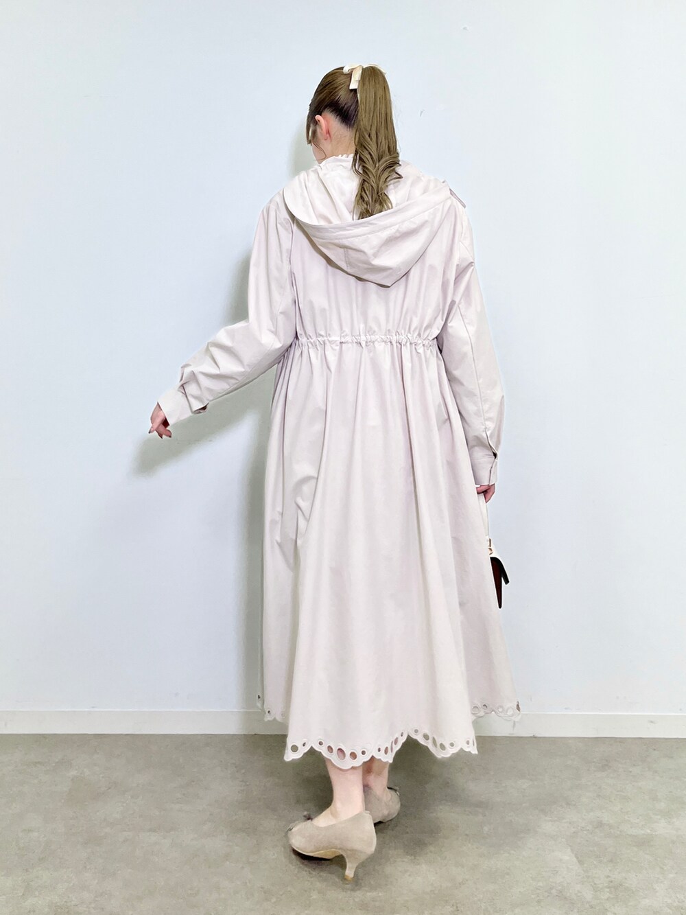 ベージュ系のその他アウター、ホワイト系のシャツ/ブラウスを着用したレディースの冬コーディネートの3枚目の写真