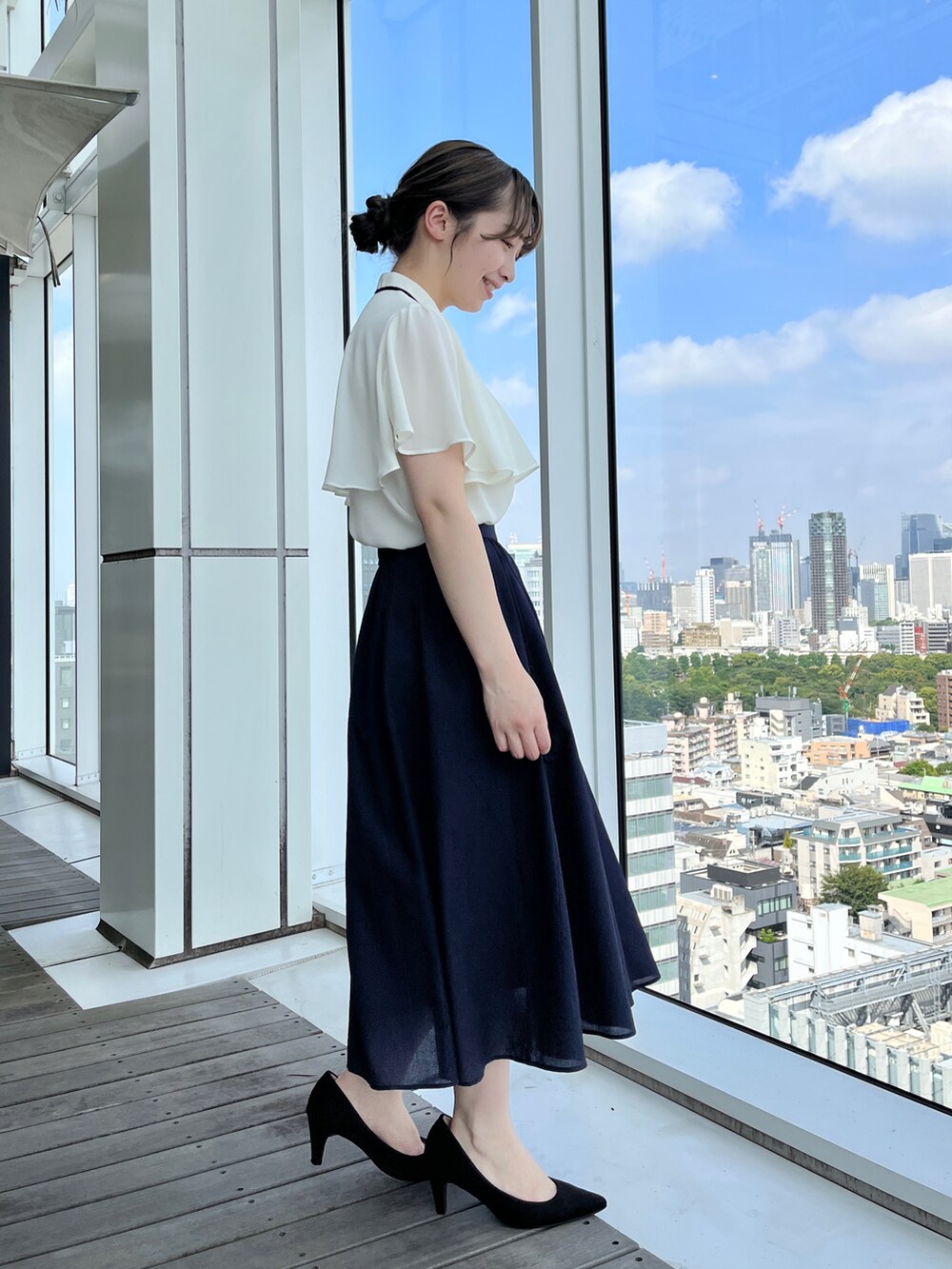 ホワイト系のシャツ/ブラウス、ブルー系のスカート、ブラック系のショルダーバッグを着用したレディースの夏コーディネートの2枚目の写真