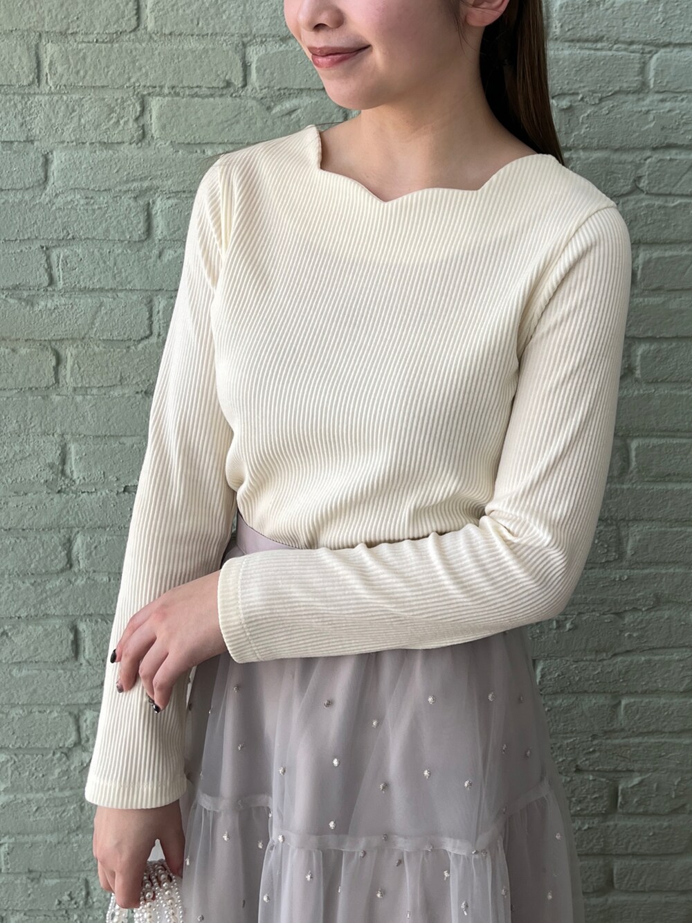 ホワイト系のTシャツ/カットソー、グレー系のスカートを着用したレディースの冬コーディネートの4枚目の写真