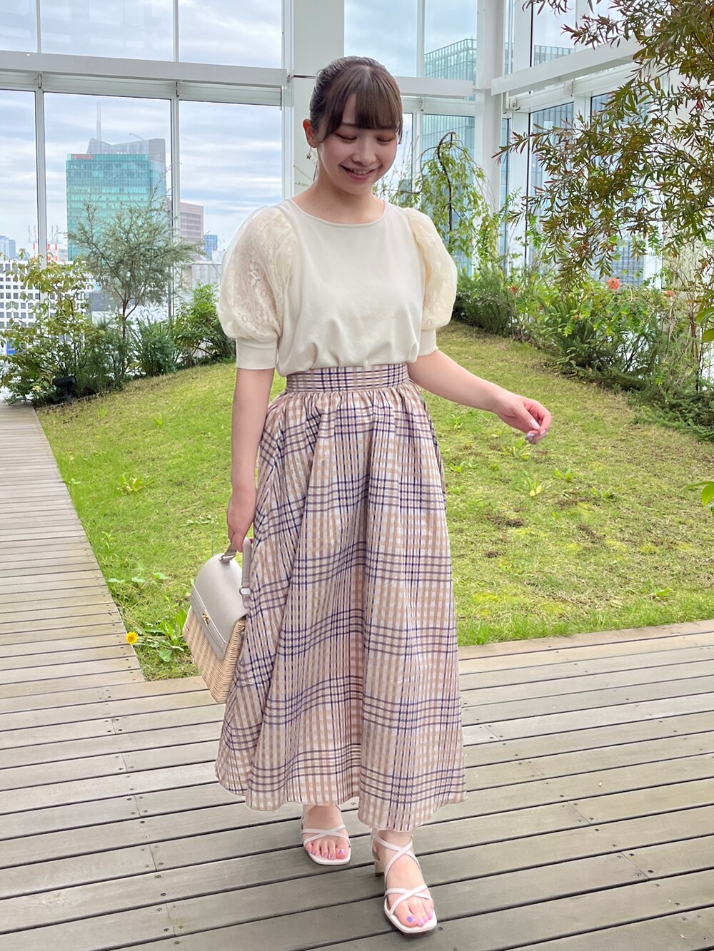 ホワイト系のニット/セーター、グレー系のショルダーバッグ、ホワイト系のサンダルを着用したレディースの夏コーディネートの5枚目の写真