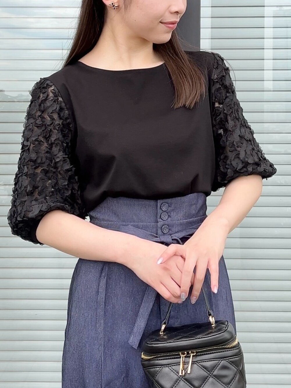 ブラック系のTシャツ/カットソー、ブルー系のその他パンツを着用したレディースの夏コーディネートの3枚目の写真