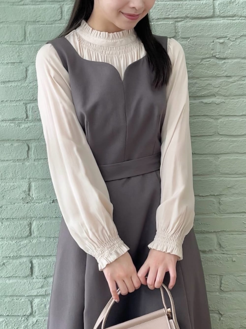 グレー系のワンピース、ホワイト系のシャツ/ブラウスを着用したレディースの秋コーディネートの4枚目の写真