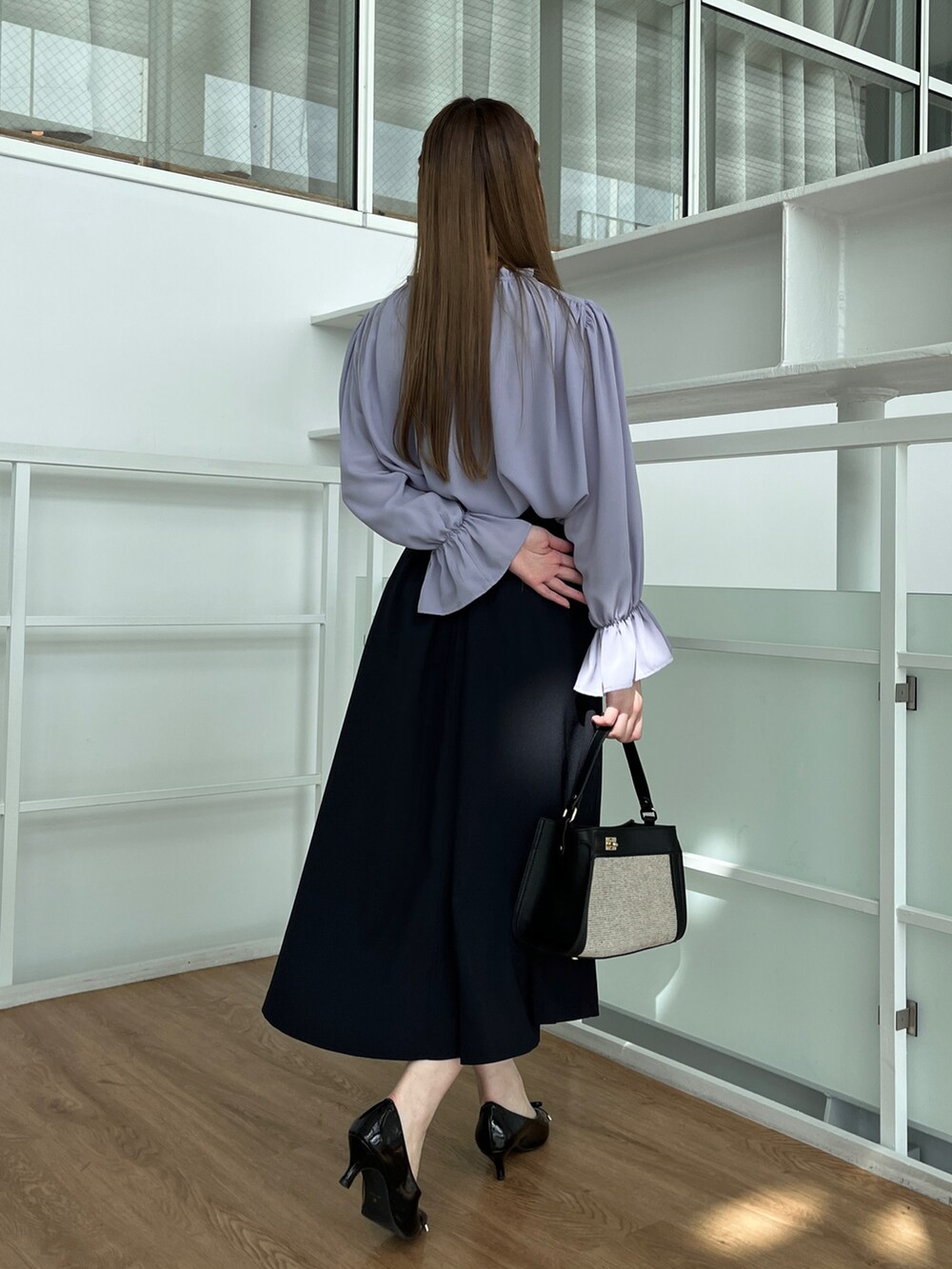 ブルー系のシャツ/ブラウス、ブルー系のスカートを着用したレディースの春コーディネートの3枚目の写真