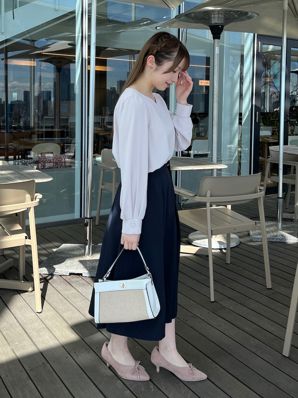 ブルー系のスカート、グレー系のシャツ/ブラウスを着用したレディースの春コーディネートの2枚目の写真