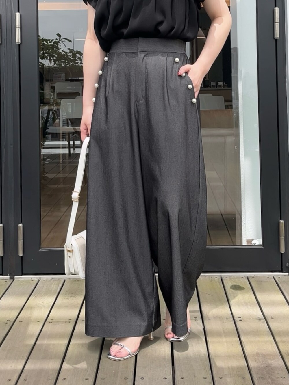 ブラック系のチュニック、ブラック系のその他パンツを着用したレディースの夏コーディネートの5枚目の写真