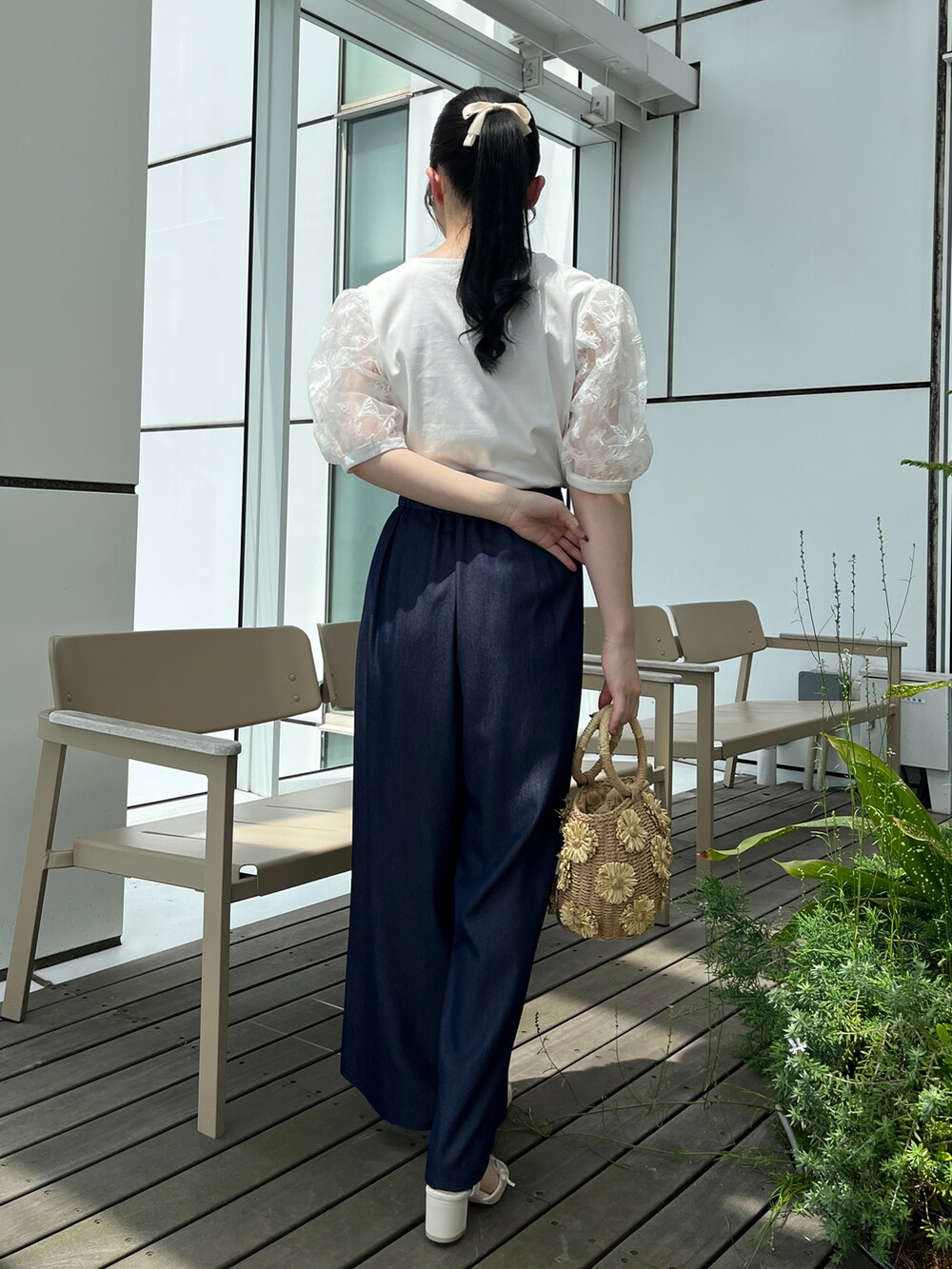 ブルー系のその他パンツ、ホワイト系のTシャツ/カットソーを着用したレディースの春コーディネートの2枚目の写真