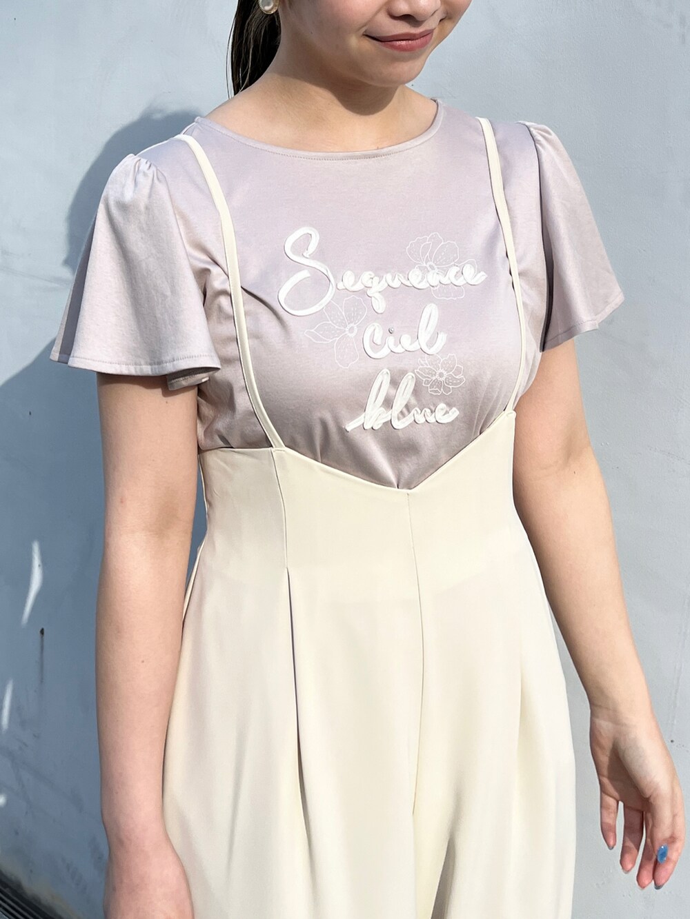 グレー系のTシャツ/カットソー、ホワイト系のサロペット/オーバーオール、グレー系のショルダーバッグを着用したレディースの春コーディネートの4枚目の写真