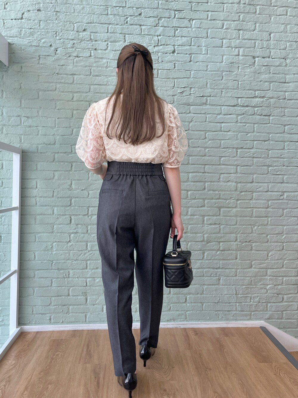 ホワイト系のTシャツ/カットソー、ブラック系のショルダーバッグ、ブラック系のその他パンツを着用したレディースの夏コーディネートの3枚目の写真