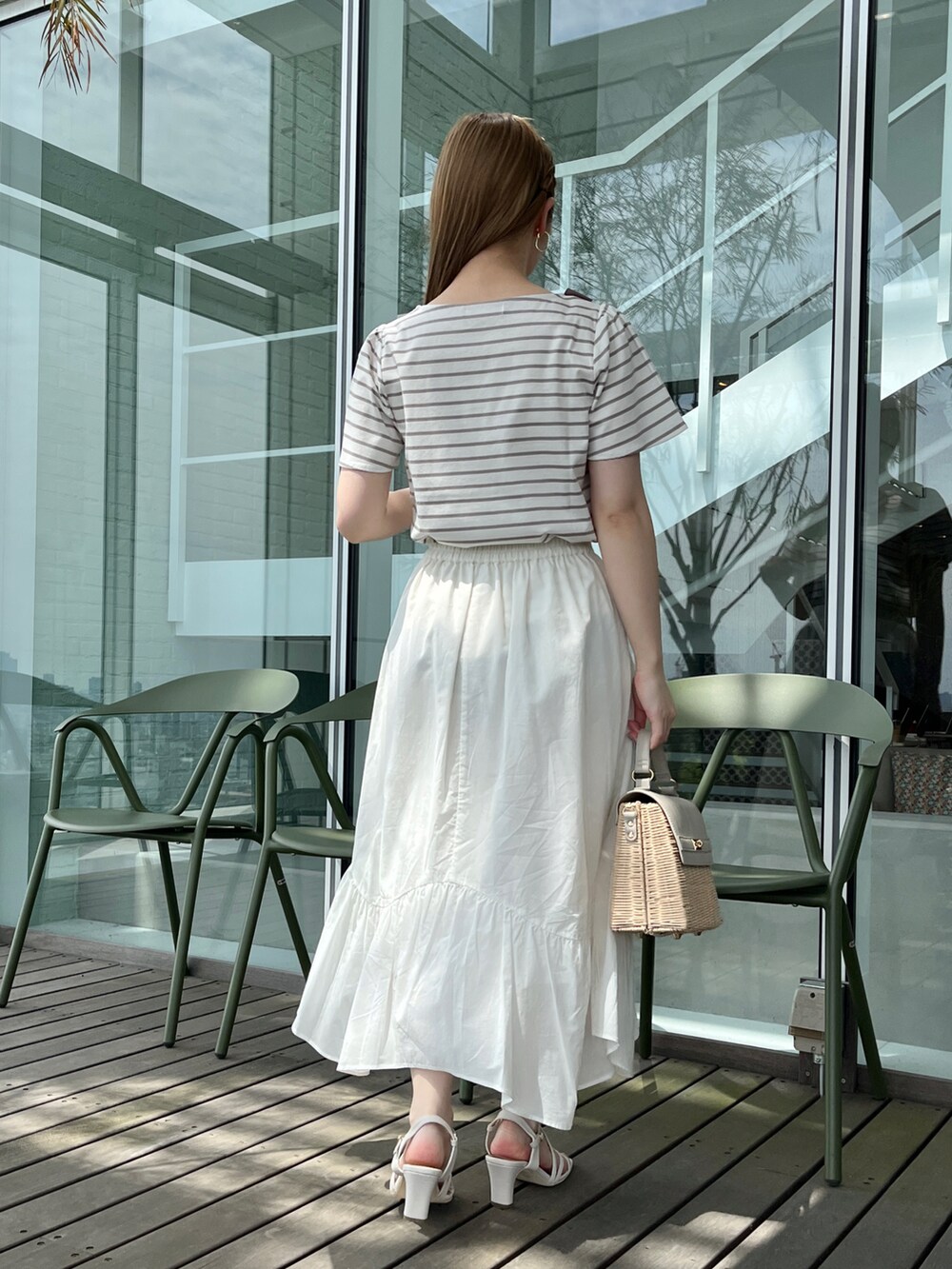 ベージュ系のTシャツ/カットソー、グレー系のショルダーバッグ、ホワイト系のサンダルを着用したレディースの春コーディネートの3枚目の写真