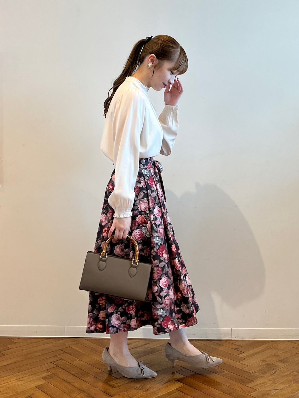 ホワイト系のシャツ/ブラウス、ブラウン系のスカートを着用したレディースの秋コーディネートの2枚目の写真