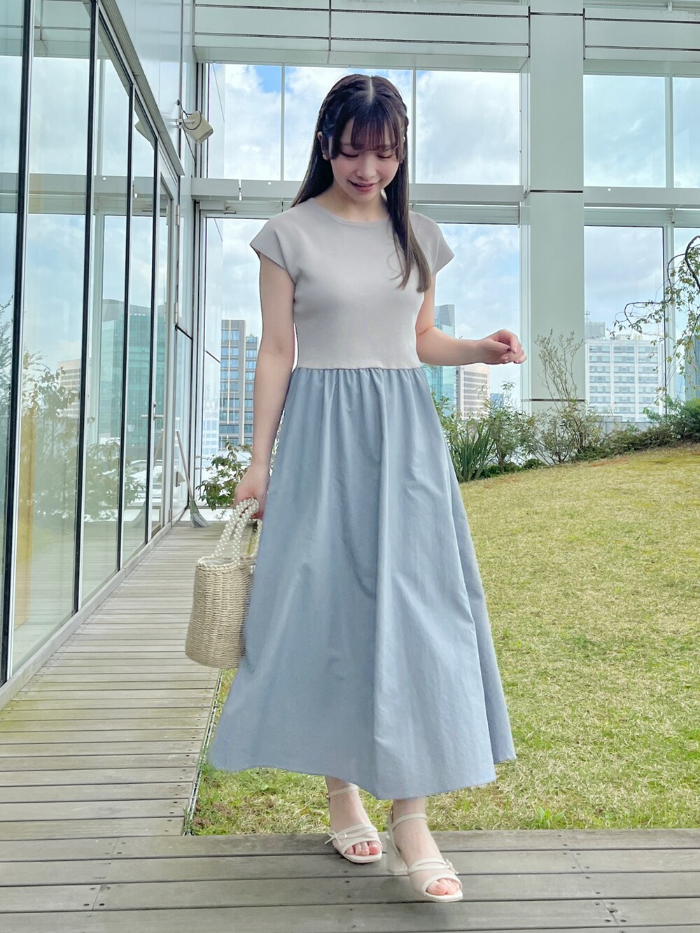 ホワイト系のカーディガン/ボレロ、ブルー系のワンピースを着用したレディースの春コーディネートの4枚目の写真