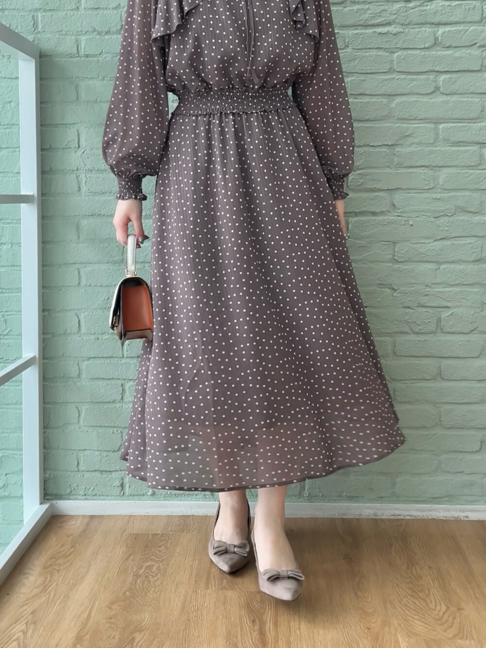 ブラウン系のワンピースを着用したレディースの秋コーディネートの5枚目の写真