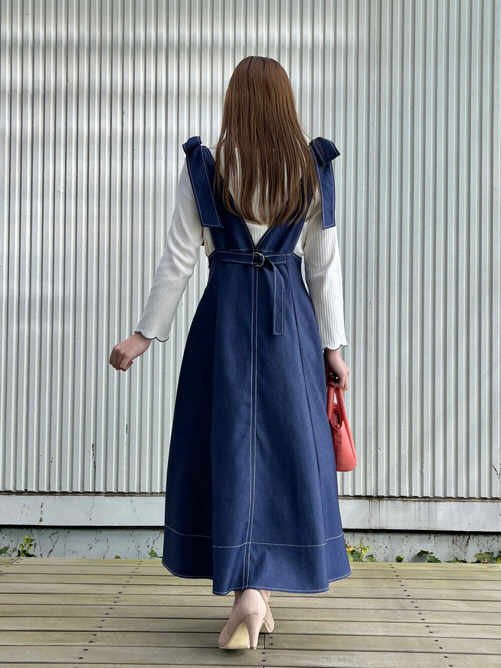 ブルー系のスカート、ホワイト系のTシャツ/カットソー、ピンク系のショルダーバッグを着用したレディースの春コーディネートの3枚目の写真