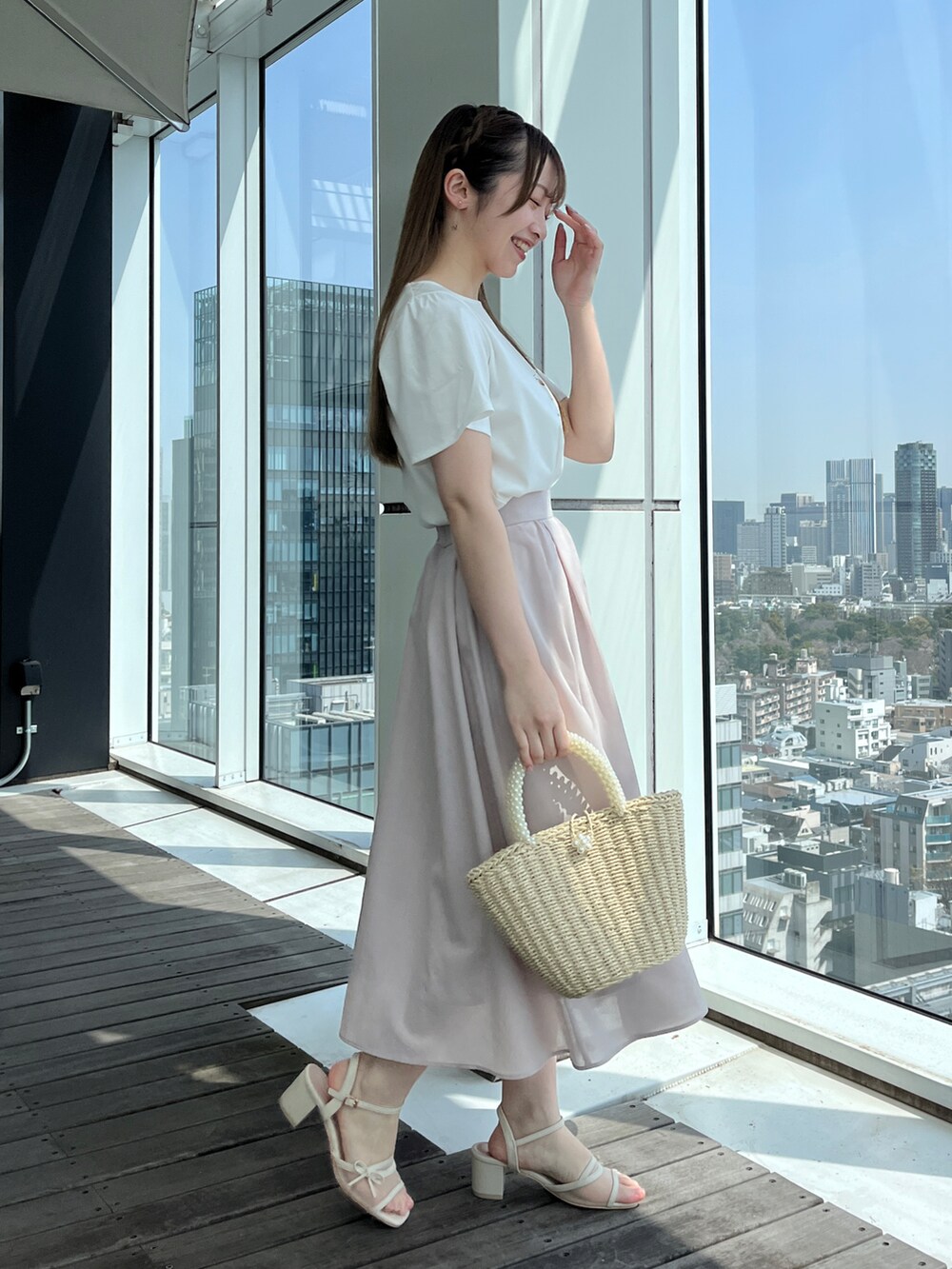 ホワイト系のTシャツ/カットソー、グレー系のスカートを着用したレディースの春コーディネートの2枚目の写真