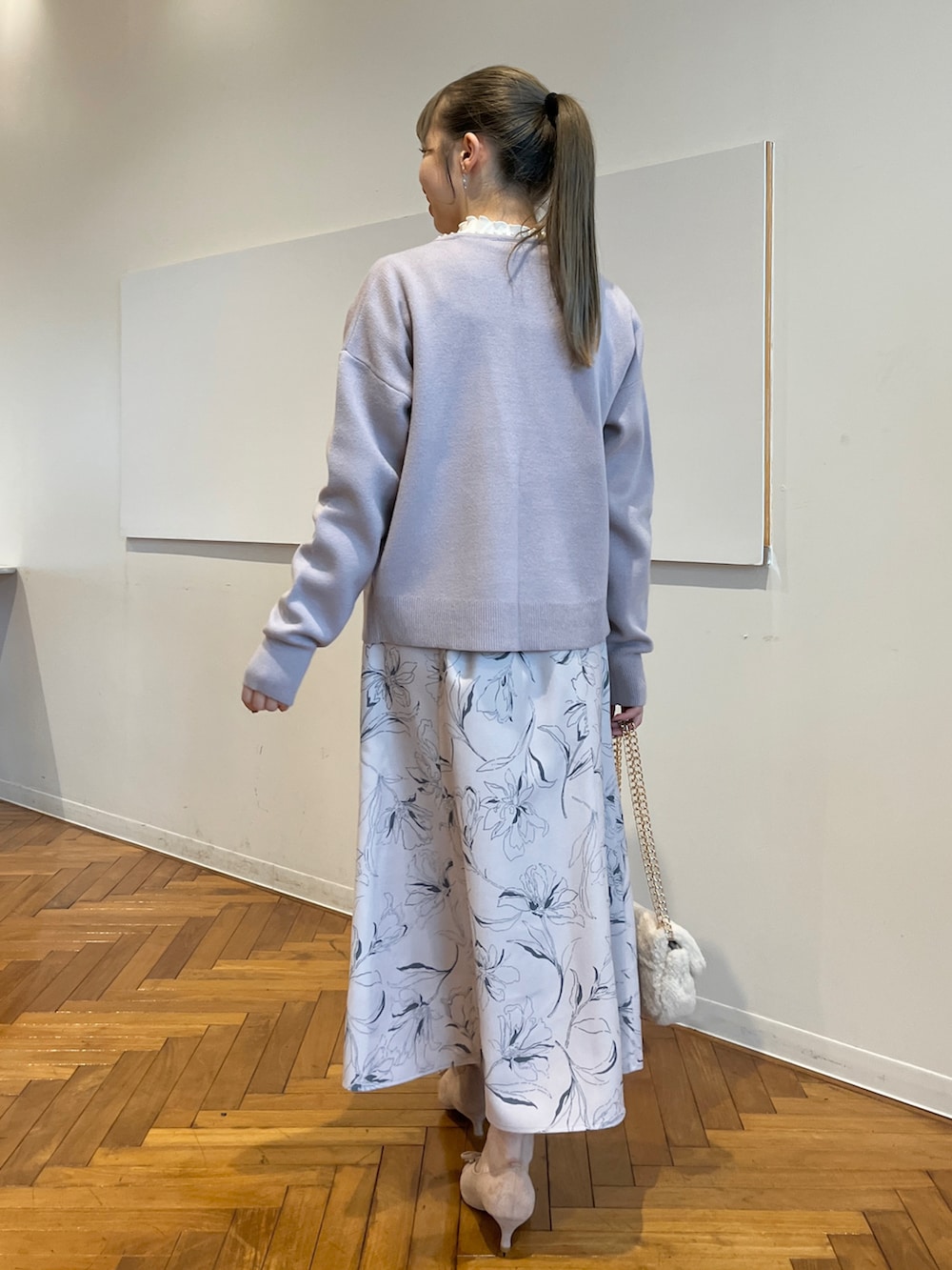 ブルー系のカーディガン/ボレロ、ベージュ系のスカート、ホワイト系のTシャツ/カットソーを着用したレディースの秋コーディネートの3枚目の写真