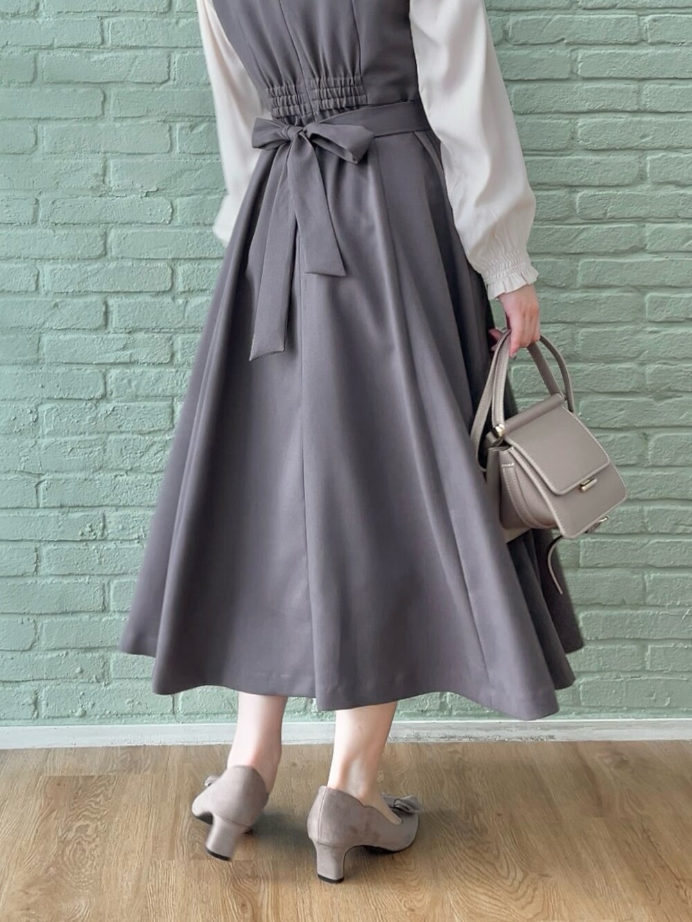 グレー系のワンピース、ホワイト系のシャツ/ブラウスを着用したレディースの秋コーディネートの5枚目の写真