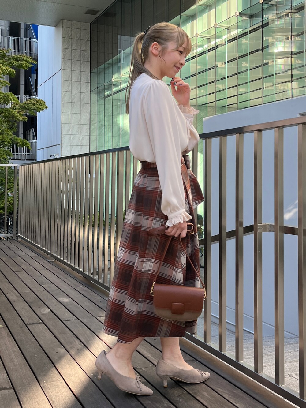 ホワイト系のシャツ/ブラウス、ブラウン系のスカートを着用したレディースの秋コーディネートの2枚目の写真