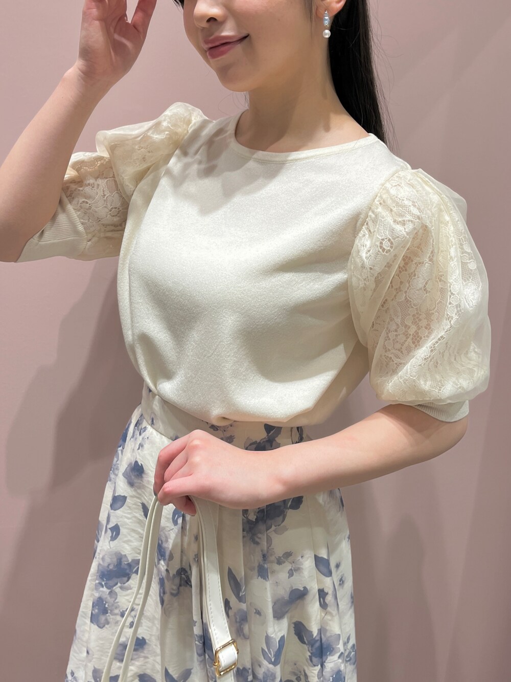 ブルー系のスカート、ホワイト系のニット/セーターを着用したレディースの春コーディネートの3枚目の写真