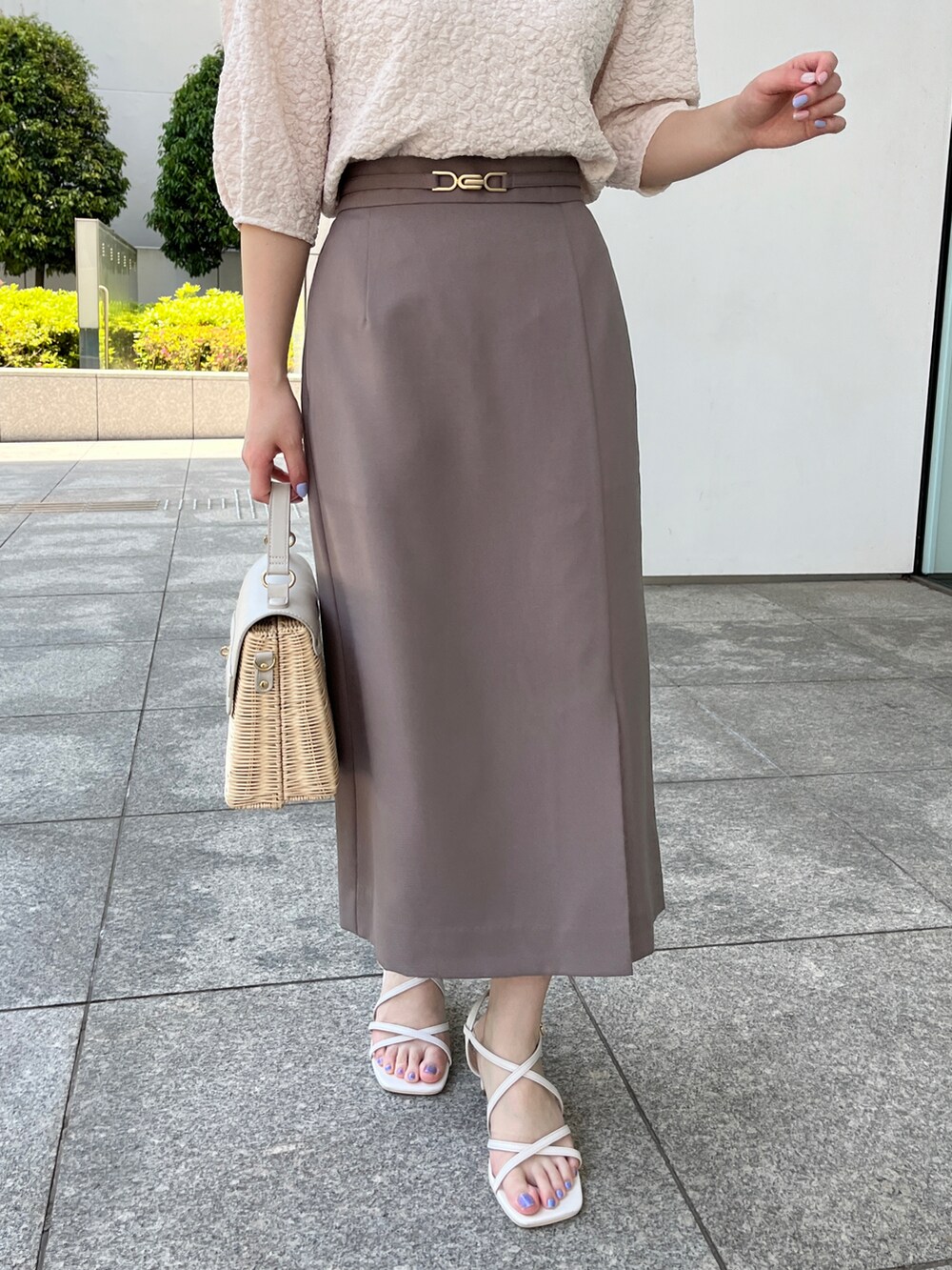 ホワイト系のTシャツ/カットソー、ブラウン系のスカート、グレー系のショルダーバッグを着用したレディースの夏コーディネートの5枚目の写真