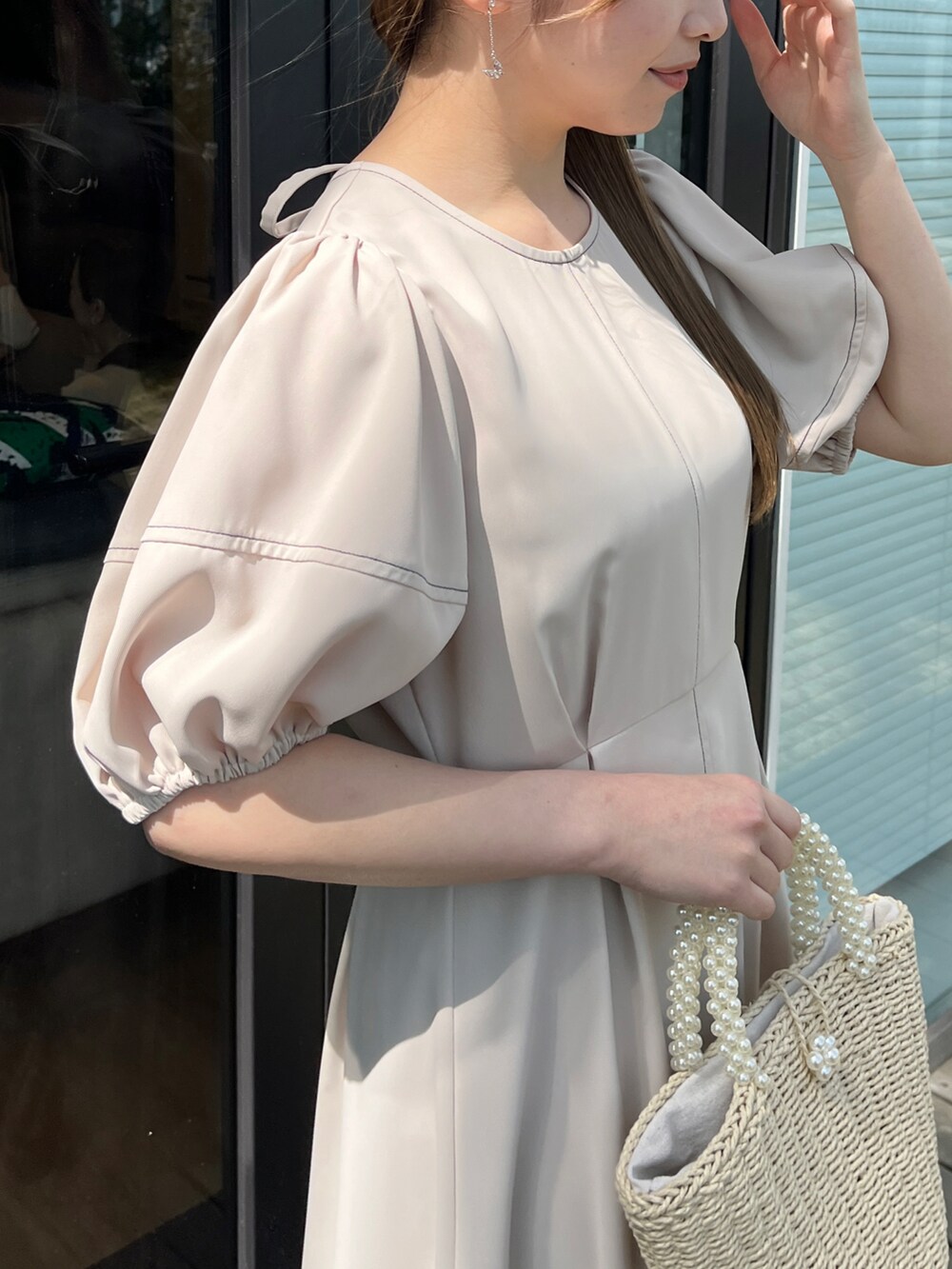 ホワイト系のワンピースを着用したレディースの春コーディネートの4枚目の写真