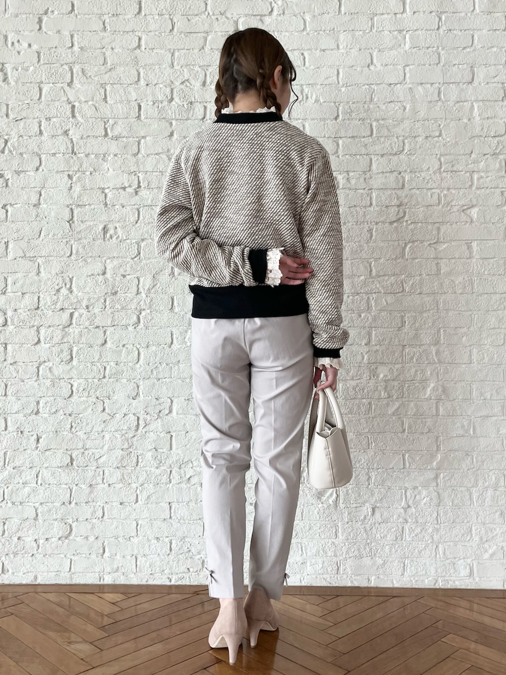 ホワイト系のシャツ/ブラウス、ベージュ系のカーディガン/ボレロ、ホワイト系のショルダーバッグを着用したレディースの冬コーディネートの3枚目の写真