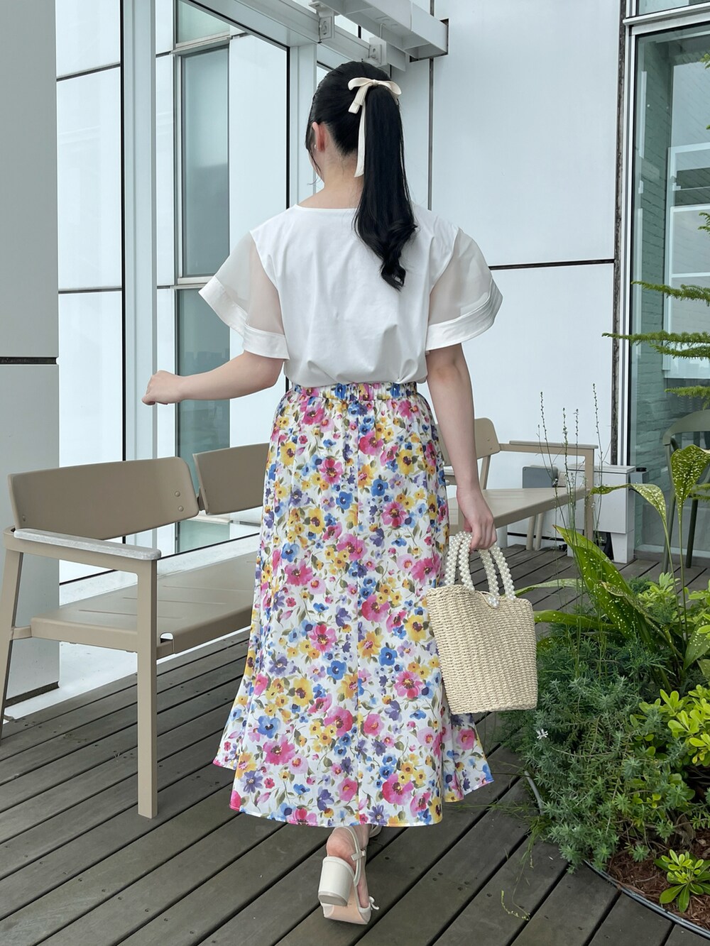 ホワイト系のスカート、ホワイト系のTシャツ/カットソーを着用したレディースの春コーディネートの2枚目の写真