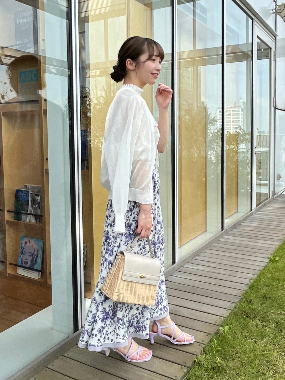 ホワイト系のカーディガン/ボレロ、ホワイト系のニット/セーター、ブルー系のスカートを着用したレディースの夏コーディネートの2枚目の写真