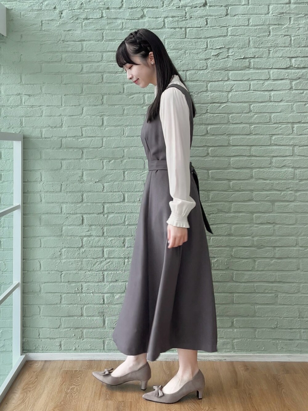 グレー系のワンピース、ホワイト系のシャツ/ブラウスを着用したレディースの秋コーディネートの2枚目の写真