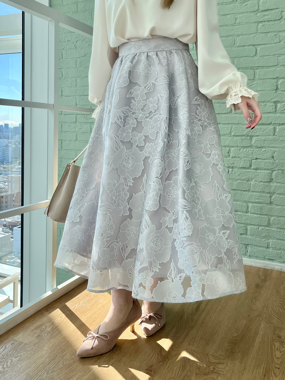 ホワイト系のシャツ/ブラウス、グレー系のスカートを着用したレディースの冬コーディネートの5枚目の写真