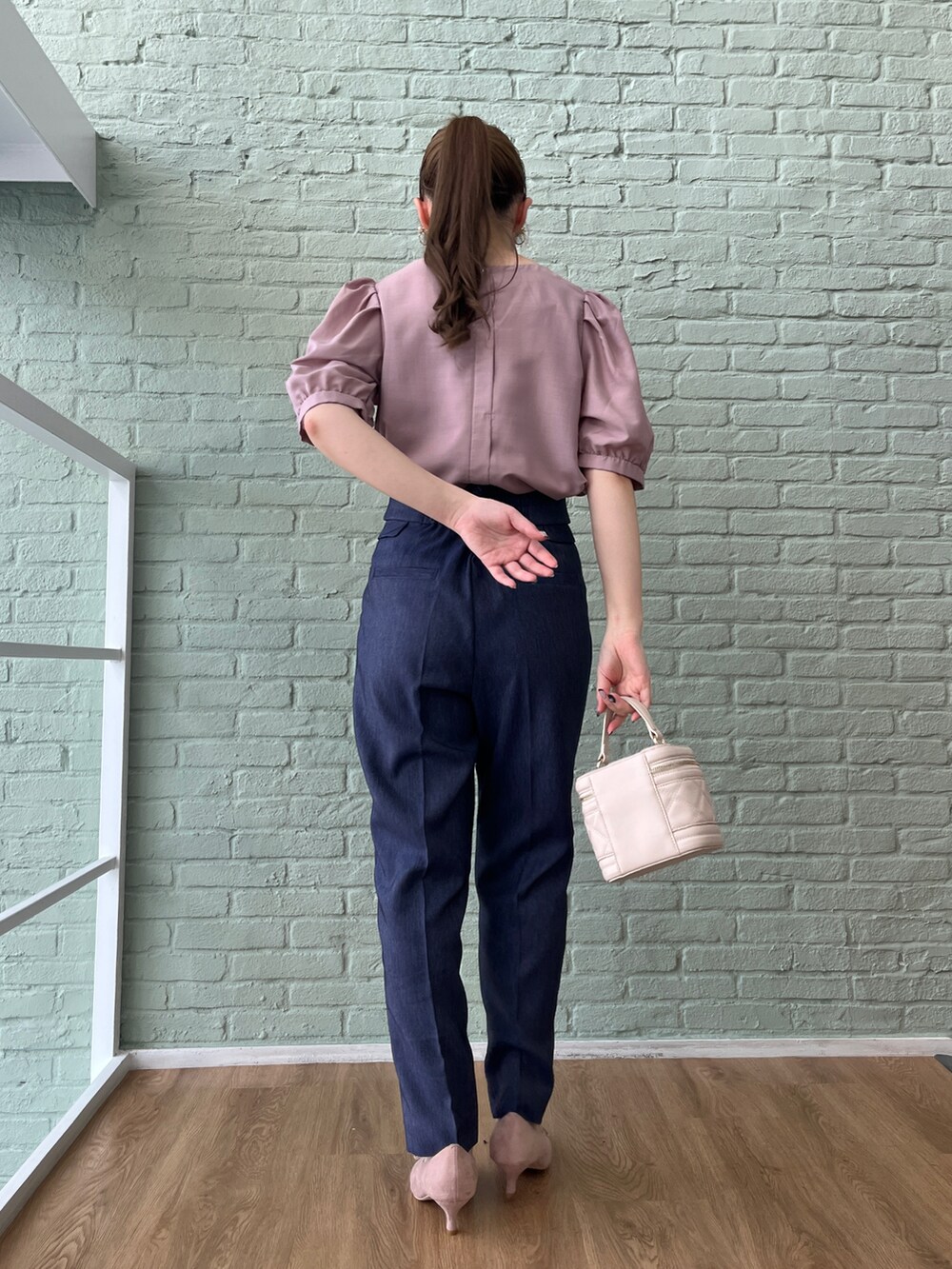 ピンク系のシャツ/ブラウス、ホワイト系のショルダーバッグ、ブルー系のその他パンツを着用したレディースの夏コーディネートの3枚目の写真