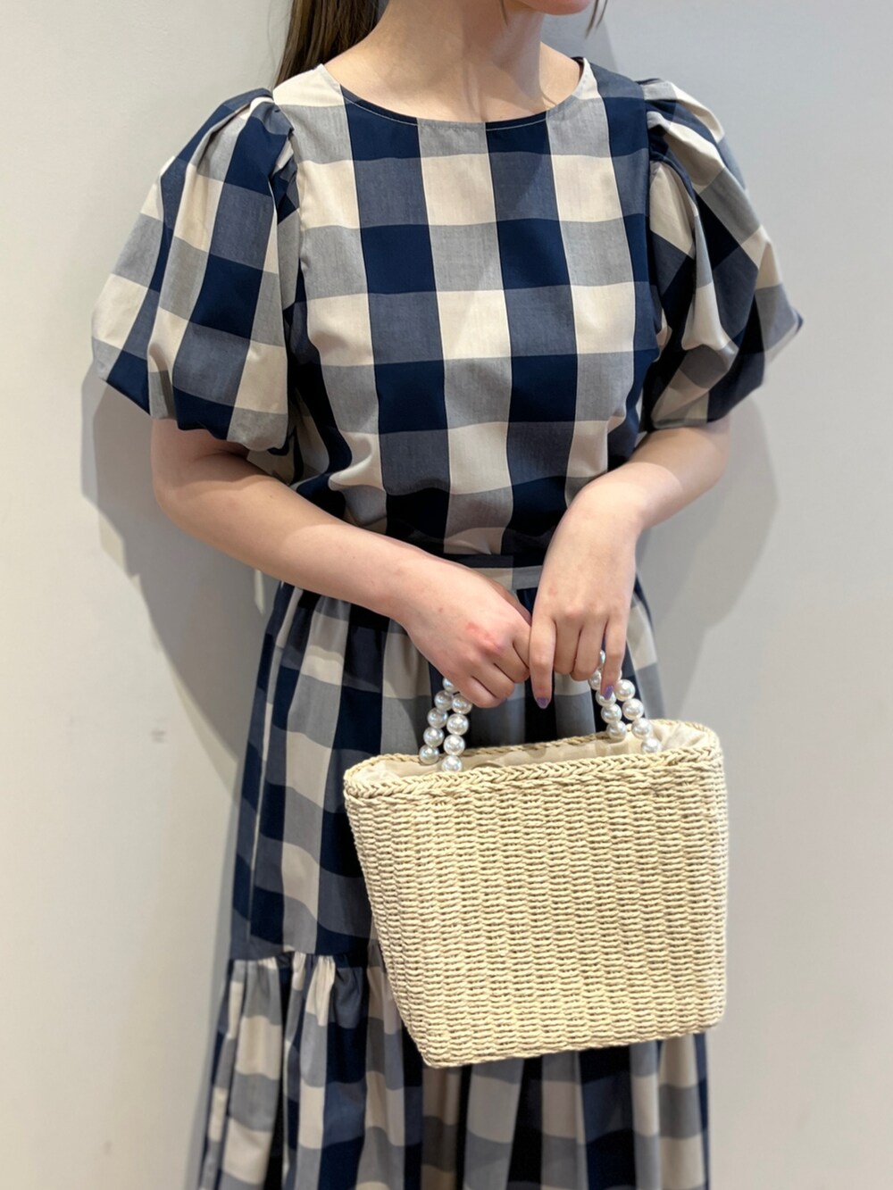 ブルー系のシャツ/ブラウス、ブルー系のスカート、ホワイト系のパンプスを着用したレディースの春コーディネートの4枚目の写真