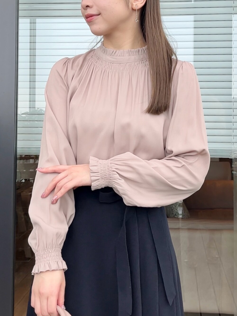 ピンク系のシャツ/ブラウス、ブルー系のスカートを着用したレディースの秋コーディネートの4枚目の写真