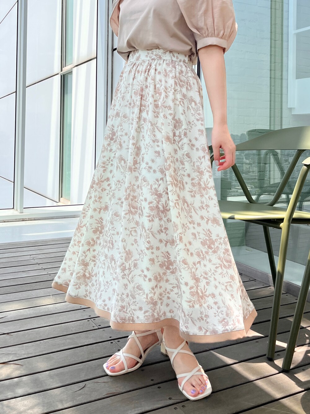 ベージュ系のTシャツ/カットソー、ベージュ系のスカート、ベージュ系のハンドバッグを着用したレディースの夏コーディネートの5枚目の写真