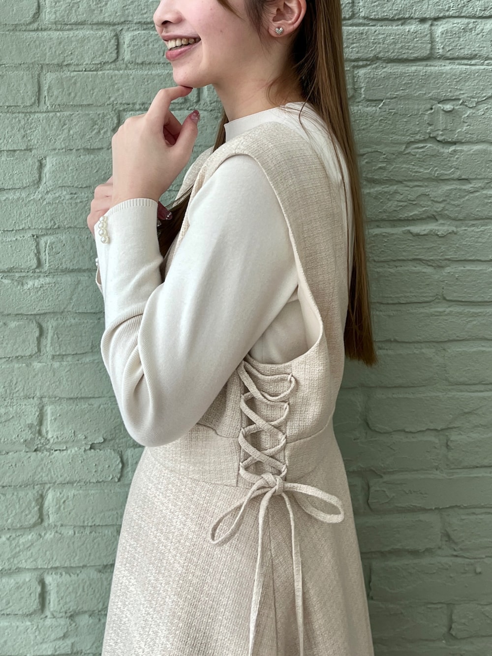 ベージュ系のワンピースを着用したレディースの春コーディネートの4枚目の写真