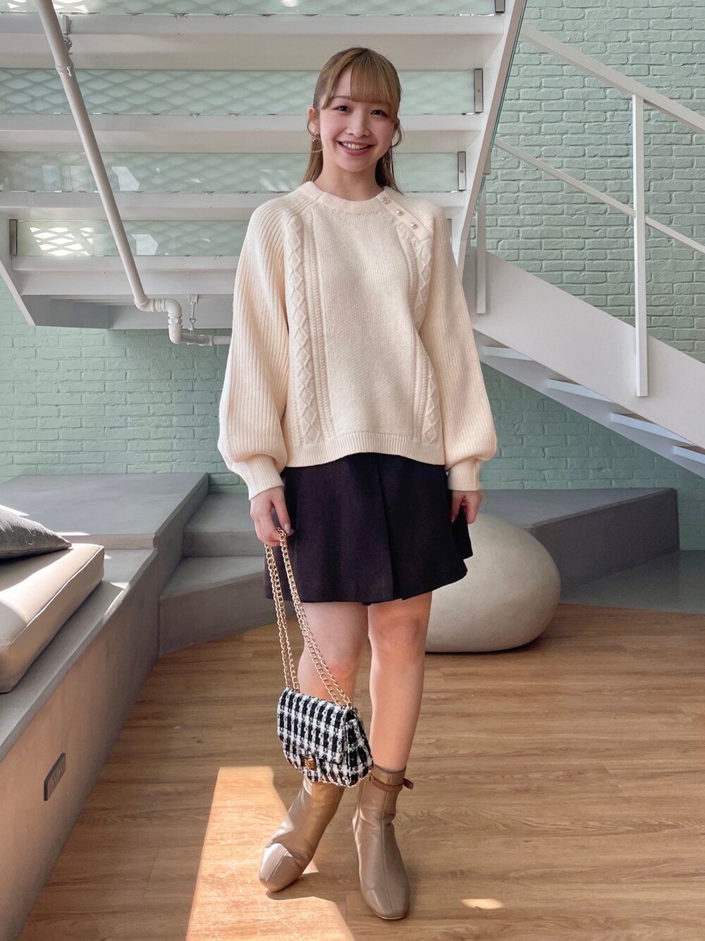 ホワイト系のブルゾン、ホワイト系のニット/セーター、ブラウン系のその他パンツを着用したレディースの秋コーディネートの4枚目の写真