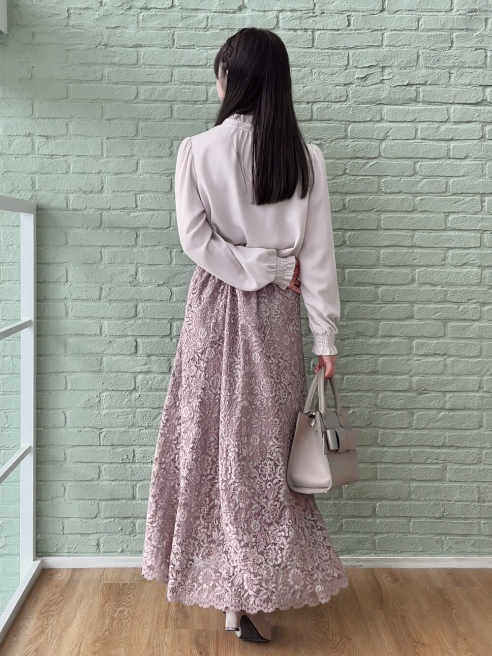 ピンク系のスカート、グレー系のシャツ/ブラウスを着用したレディースの秋コーディネートの3枚目の写真