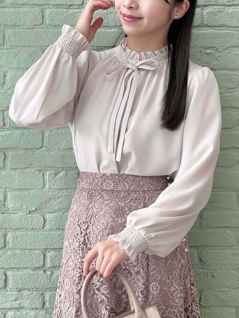 ピンク系のスカート、グレー系のシャツ/ブラウスを着用したレディースの秋コーディネートの4枚目の写真