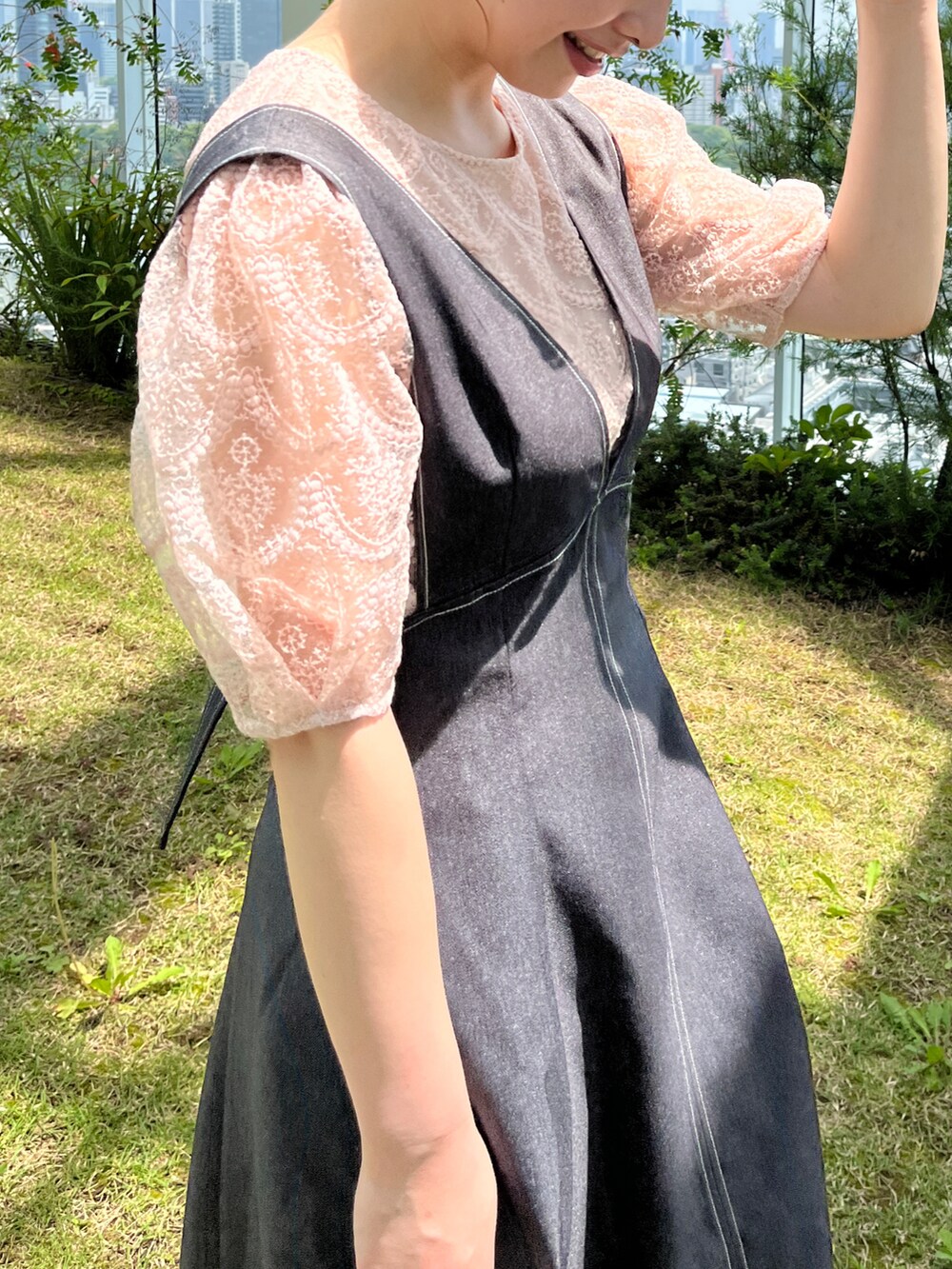 ピンク系のTシャツ/カットソー、ブラック系のスカート、グレー系のショルダーバッグを着用したレディースの夏コーディネートの4枚目の写真