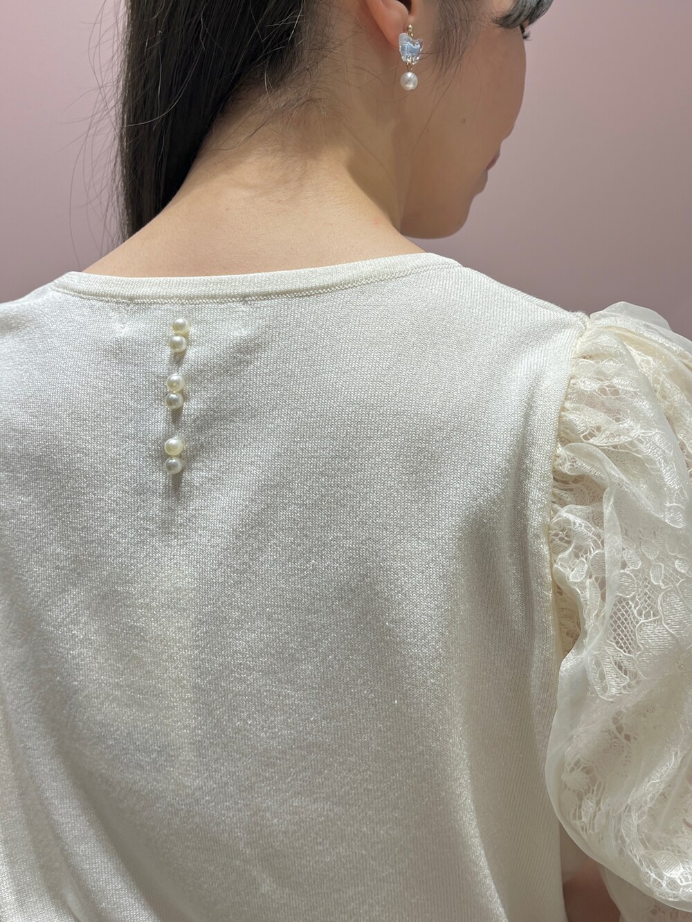 ブルー系のスカート、ホワイト系のニット/セーターを着用したレディースの春コーディネートの4枚目の写真